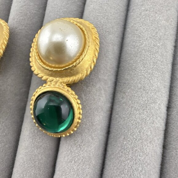 KJL Kenneth Jay Lane Earrings Green Imitation Pearl Cabochon Clip On Gold Tone - Picture 6 of 11